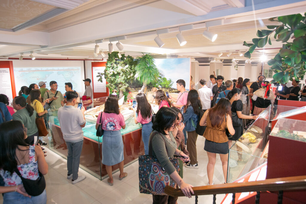 The youth exploring a museum during Gabii sa Kabilin