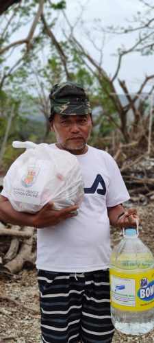 270793319_1181564296000344_2076948548559173573_n A resident of Sibonga receives his relief pack